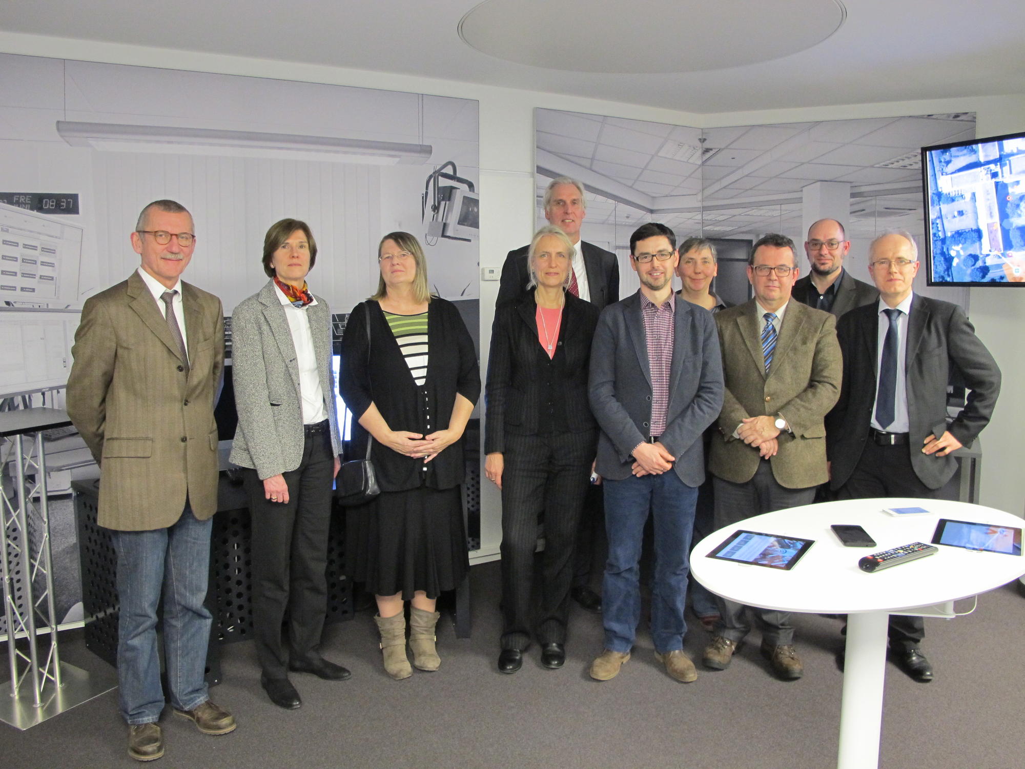 Die Referenten der Unterabteilung Technik und Betrieb des Deutschen Bundestages, Helga Jäckel und Prof. Dr. Lars Gerhold (Forschungsforum), Prof. Dr.-Ing. Jochen Schiller (Innovationszentrum Öffentliche Sicherheit)