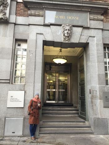 Anna Brinkmann (FH Münster) vor dem Gebäude des Department for Environment Food & Rural Affairs (DEFRA) in London