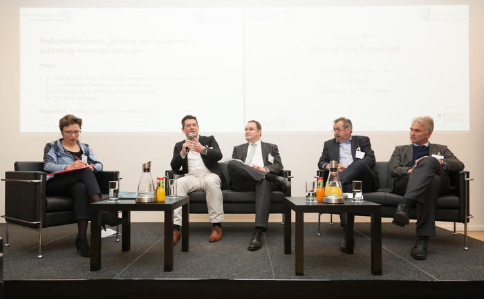 Im Bild v.l.n.r.: Caroline Paulick-Thiel, Dr. Piet Sellke, Gerold Reichenbach, Dr. Tim Ostermann, Dr. Wolf-Hendrik Junker