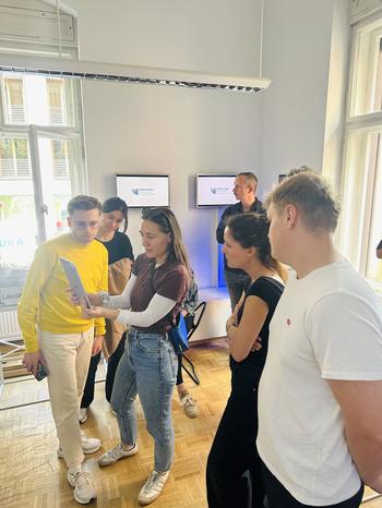 Besuchende testen die Augmented-Reality-Anwendung