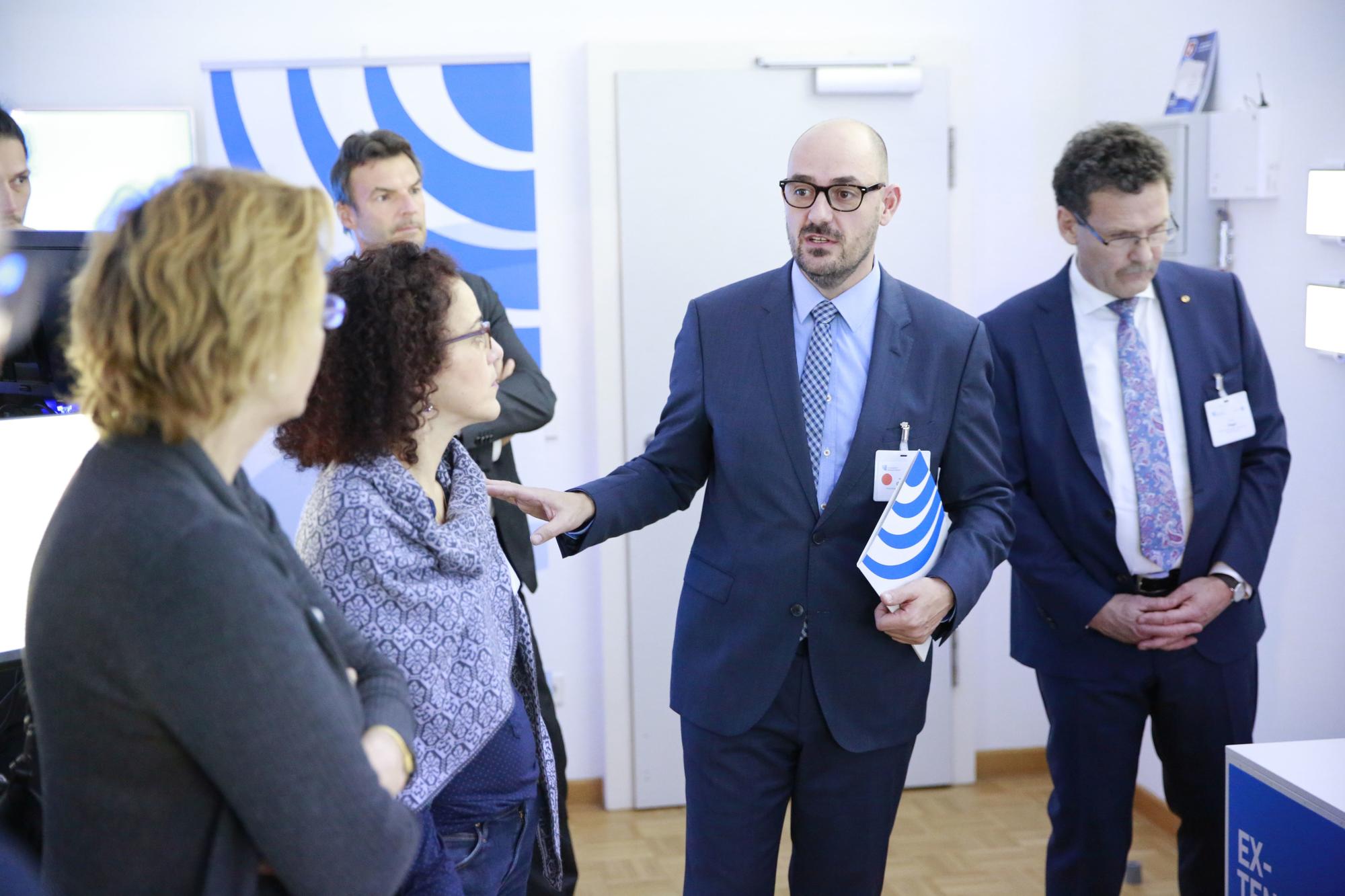 Führung im Zukunftslabor Sicherheit: Bundestagsabgeordnete Mittag, Abteilungsleiter Zuch Senatsverwaltung für Inneres und Sport Berlin, Prof. Dr. Gerhold, Präsident Unger