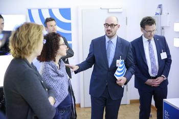 Führung im Zukunftslabor Sicherheit: Bundestagsabgeordnete Mittag, Abteilungsleiter Zuch Senatsverwaltung für Inneres und Sport Berlin, Prof. Dr. Gerhold, Präsident Unger Bundesamt für Bevölkerungsschutz und Katastrophenhilfe