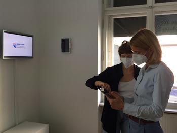 Ann-Kathrin Lindner und MinDir Dr. Däbritz mit Augmented Reality Anwendung zu Entfluchtung  