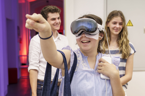 Besuchende im Zukunftslabor Sicherheit bei der LNDW, ©ECDF/PR/allefarben-foto