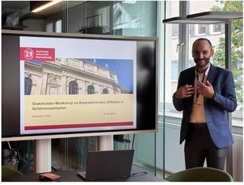 Sebastian Sterl hält einen Vortrag beim SMARTKRIS-Workshop