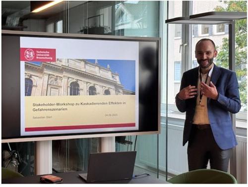 Sebastian Sterl hält einen Vortrag beim SMARTKRIS-Workshop