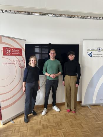 Dr. Naomi Shulman und Sophia Rossmann mit Vasili Franco