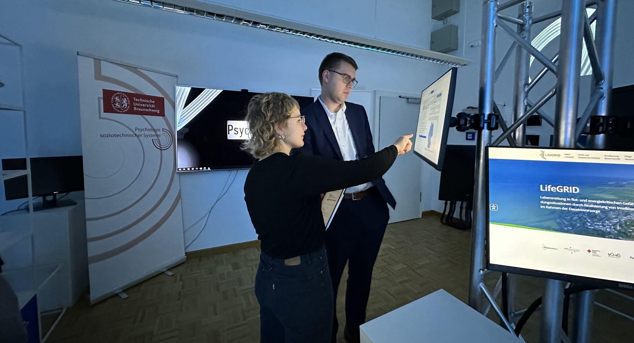 Dr. Sophia Rossmann (links) im Gespräch mit Sebastian Schmidt (MdB, rechts) über aktuelle Projekte