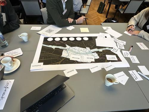 Workshop-Phase: Teilnehmende testen und diskutieren erste Prototypen für die geplante SifoLIFE-Wanderausstellung