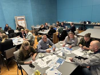 Intensiver Austausch: Gemeinsame Arbeit an Lösungsansätzen und Konzepten während der Workshop-Sessions