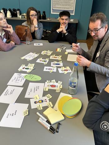 Workshop-Phase: Teilnehmende testen und diskutieren erste Prototypen für die geplante SifoLIFE-Wanderausstellung