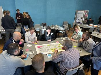 Workshop-Phase: Teilnehmende testen und diskutieren erste Prototypen für die geplante SifoLIFE-Wanderausstellung
