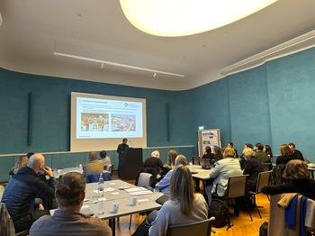 Wissenschaftlicher Impuls: Blick ins Plenum während des Vortrags von Prof. Stefan Kaufmann