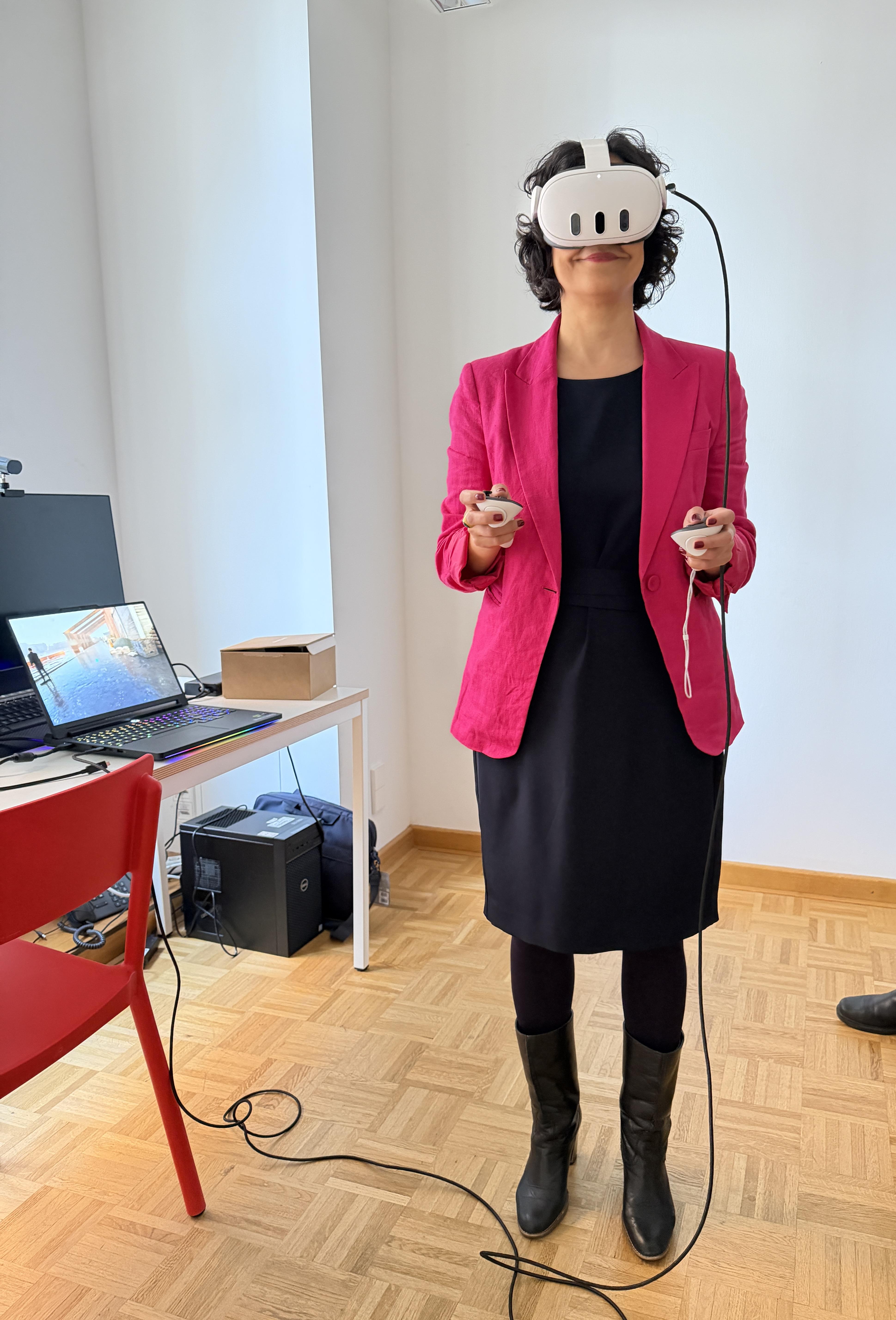 Forschung erleben: Gollaleh Ahmadi testet die neuen immersiven VR-Exponate