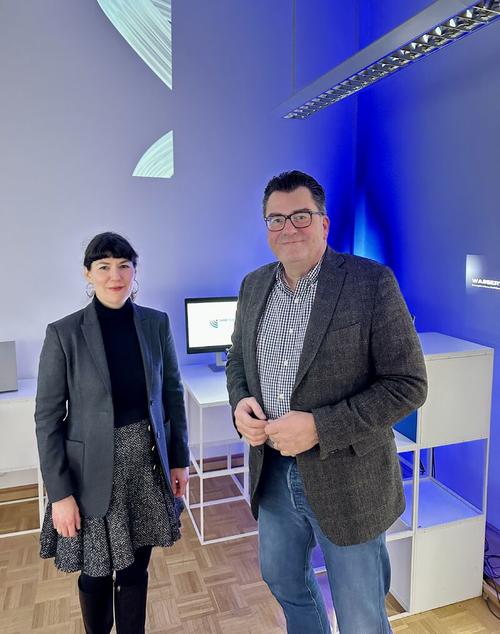 Dr. Naomi Shulman begrüßt Florian Dörstelmann (MdA) im Zukunftslabor Sicherheit