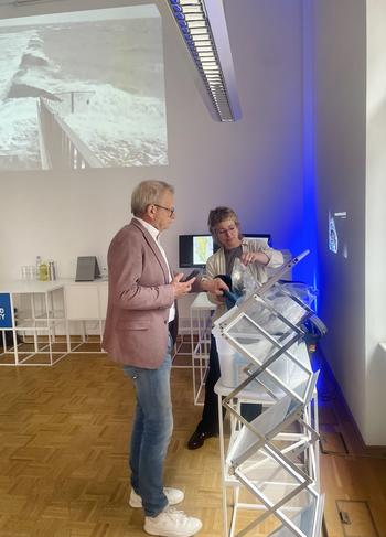 Thomas Schnelle MdL und Dr. Sophia Rossmann mit dem "Notfallpaket Pflege" des Projekts LifeGRID