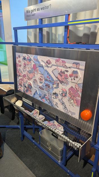 Ausstellungsstation „Wie geht es weiter?" mit illustrierter Katastrophendarstellung