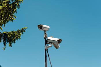 Für die automatisierte Gesichtserkennung, wird ein Netzt aus Überwachungskameras benötigt.