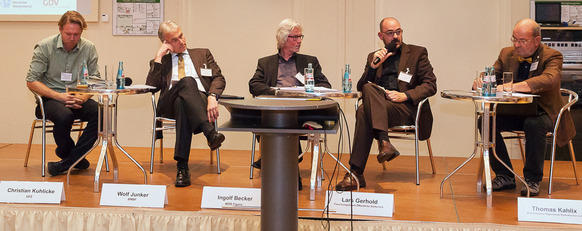 Dr. Gerhold auf dem Podium. v.l.n.r.: Dr. Kuhlicke (UFZ Leipzig), Dr. Junker (BMBF), Becker (MDR), Dr. Gerhold (Forschungsforum Öffentliche Sicherheit), Kahlix (BI Hochwasser Altgemeinde Rodenkirchen e.V.)