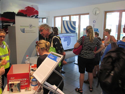 Besucher_innen und Mitarbeiter_innen der AG