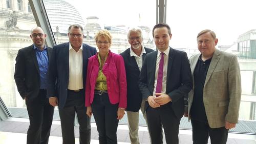 Der neu konstituierte Steuerungskreis - Prof. Dr. Gerhold, MdB Kuffer, MdB Mittag, Diwell, MdB Strasser, MdB Dr. Hahn