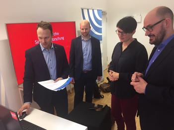 Die Bundestagsabgeordneten Gehring und Mihalic im Zukunftslabor Sicherheit