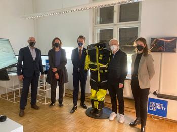 Die Gruppe mit Exponaten des Zukunftslabors