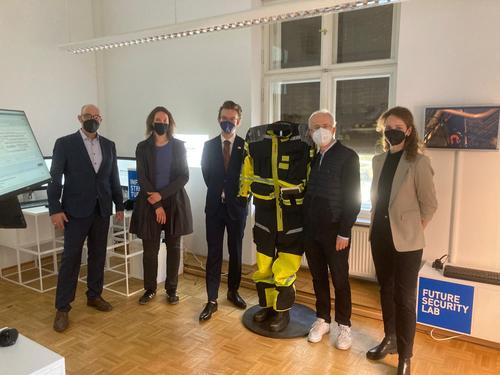 Die Gruppe mit Exponaten des Zukunftslabors
