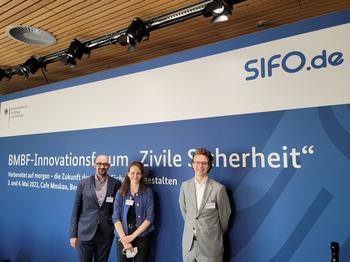 MdB Leon Eckert (rechts) mit Miriam Nagels und Prof. Dr. Lars Gerhold