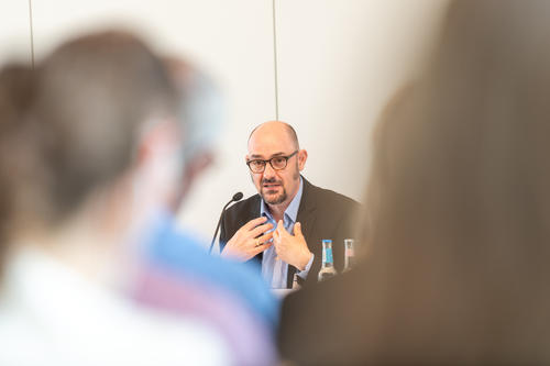 Prof. Dr. Lars Gerhold im Workshop zum Thema "Bevölkerung als Akteur der zivilen Sicherheit" (©BMBF, Laurin Schmid / bundesfoto)