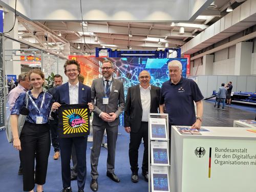 Am Stand der Bundesanstalt Digitalfunk: Miriam Nagels, MdB Leon Eckert, Björn Wilk, MdB Ingo Schäfer, Albrecht Broemme (v.l.n.r.)