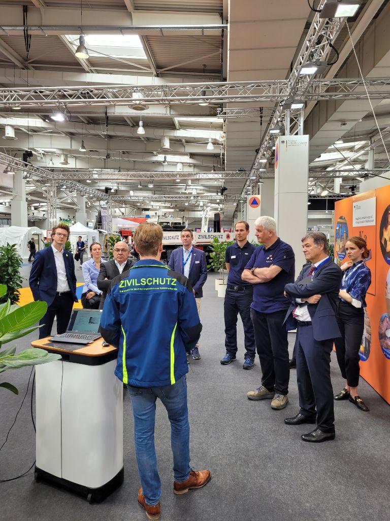 Stand des BBK ua Mit Ingo Schäfer (SPD), Albrecht Broemme (ZOES), Ralph Tiesler (Präsident BBK)