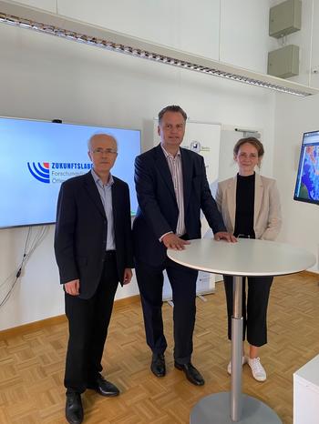MdB Dr. Günter Krings (Mitte) mit Prof. Dr.-Ing. Jochen Schiller und Miriam Nagels