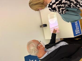 Prof. Dr.-Ing. Jochen Schiller und Dr. Wiebke Esdar bei der Extended Reality Simulation (© Patrick Röhring)