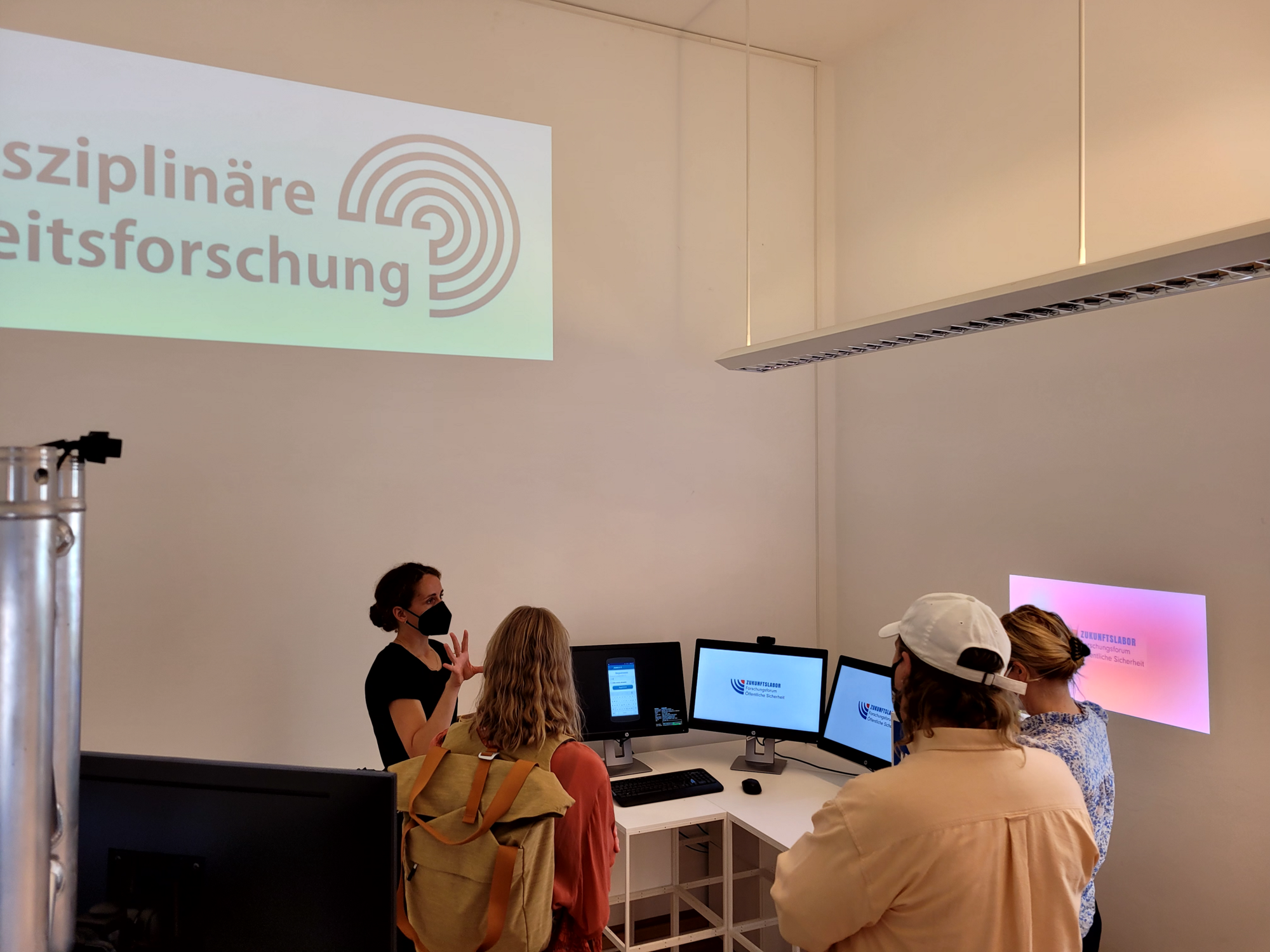 Miriam Nagels bei der Einführung für die Kolleg:innen aus Östersund