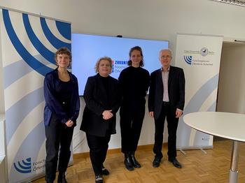 Prof. Dr.-Ing. Jochen Schiller, Miriam Nagels, MdB Sandra Bubendorfer-Licht und Ann-Kathrin Lindner (v.r.n.l.) im Zukunftslabor Sicherheit
