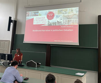 Nikola Tietze beim Vortrag "Waldbrand-Narrative in politischen Debatten"