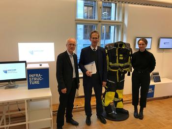Prof. Dr.-Ing. Jochen Schiller (links) und Miriam Nagels (rechts) empfangen MdB Detlef Seif im Zukunftslabor Sicherheit (Foto: Michael Wagner)