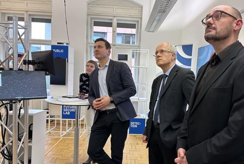 Ann-Kathrin Lindner, PSt. Mario Brandenburg, Prof. Dr.-Ing. Jochen Schiller, Prof. Dr. Lars Gerhold (v.l.n.r.)