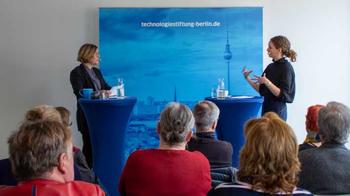 Miriam Nagels im Podcast Gespräch (© Michael Scherer, Technologiestieftung Berlin)