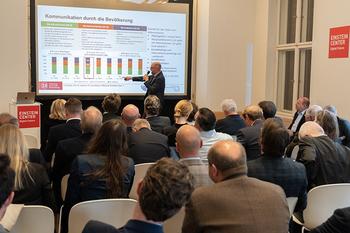 Prof. Dr. Lars Gerhold beim Vortrag zu Kommunikation und Resilienz im Zivilschutz (© Jörg Rohne)
