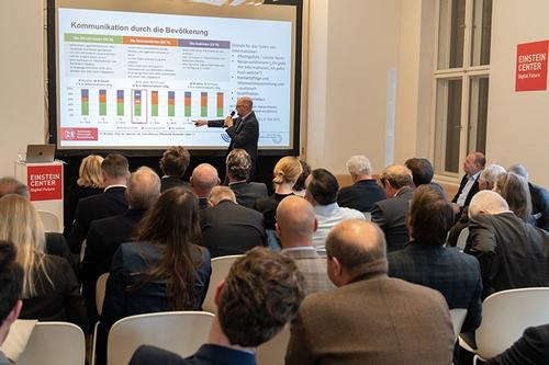 Prof. Dr. Lars Gerhold beim Vortrag zu Kommunikation und Resilienz im Zivilschutz (© Jörg Rohne)