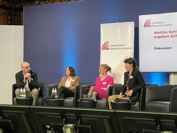 Prof. Dr. Lars Gerhold, Prof. Dr. Juliana Raupp, Dr. Christine Wilcken und Dr. Naomi Shulman (von links)