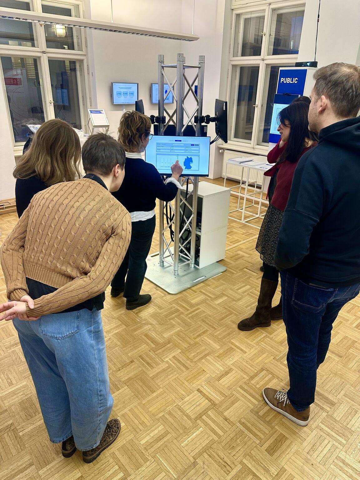 Dr. Sophia Rossmann zeigt das PsychoKat-Dashboard