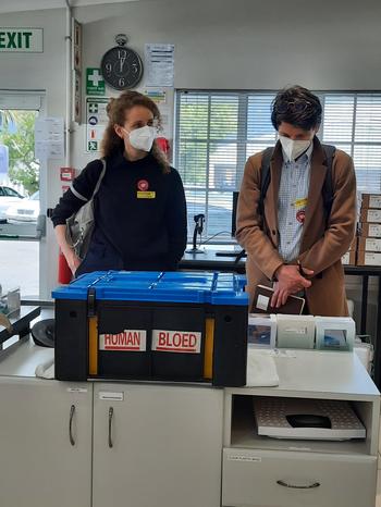 Miriam Nagels und BISKIT-Projektkoordinator Simon Thimmel beim Besuch der Blutbank des Red Cross Children‘s Hospitals in Kapstadt